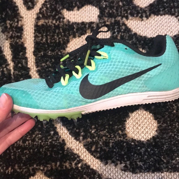 girls running spikes